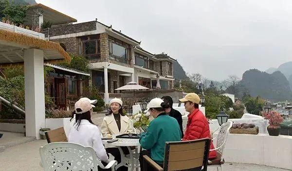 康養(yǎng)勝地 人文興義 萬峰林景區(qū)春意盎然，旅游持續(xù)升溫，游客盡享自然與人文交融的公園式觀光服務(wù)